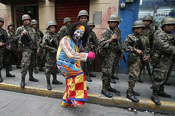 Клоун на фоне солдат Гондураса.