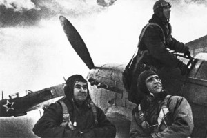 Алексей Маресьев (крайний слева)