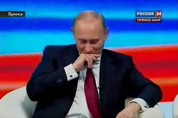 Владимир Путин в легком замешательстве после выступления Татьяны Сибиревой.